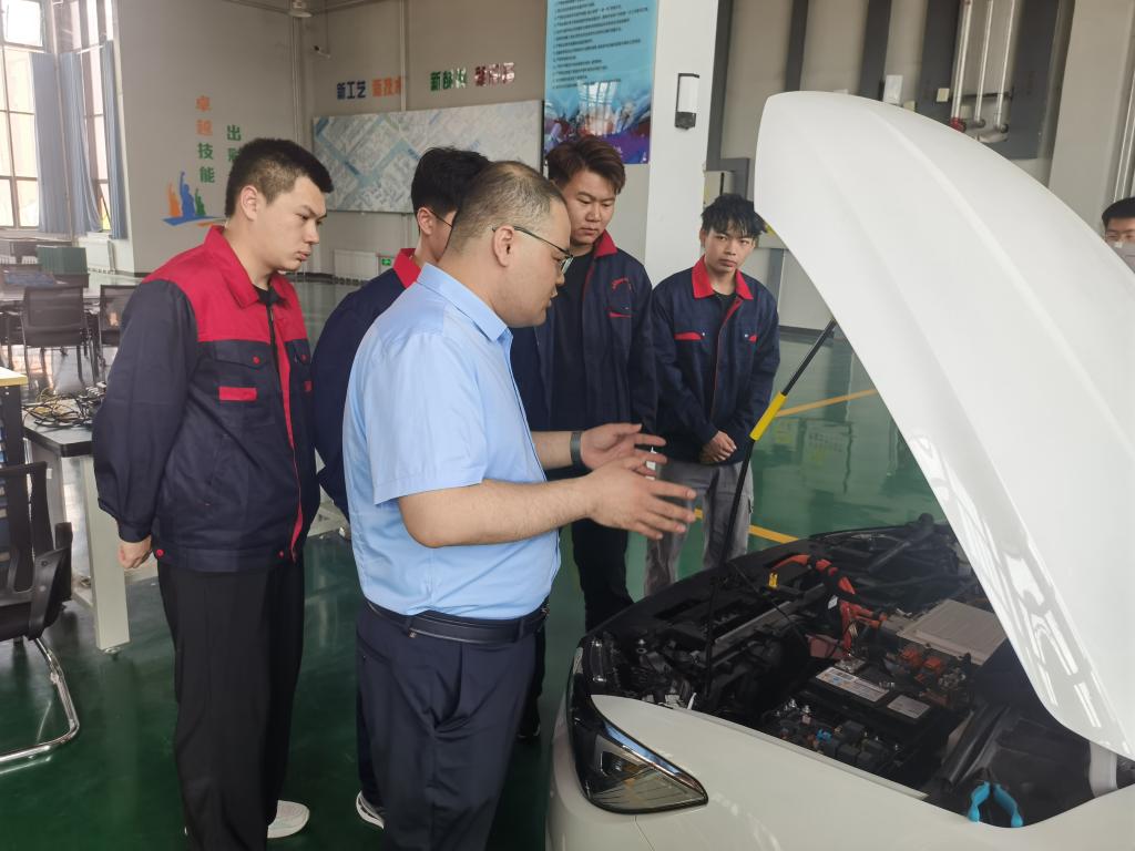 賦能未來(lái)，筑夢(mèng)新能源——學(xué)院隆重舉行產(chǎn)業(yè)教授聘任儀式暨技術(shù)開(kāi)發(fā)論壇